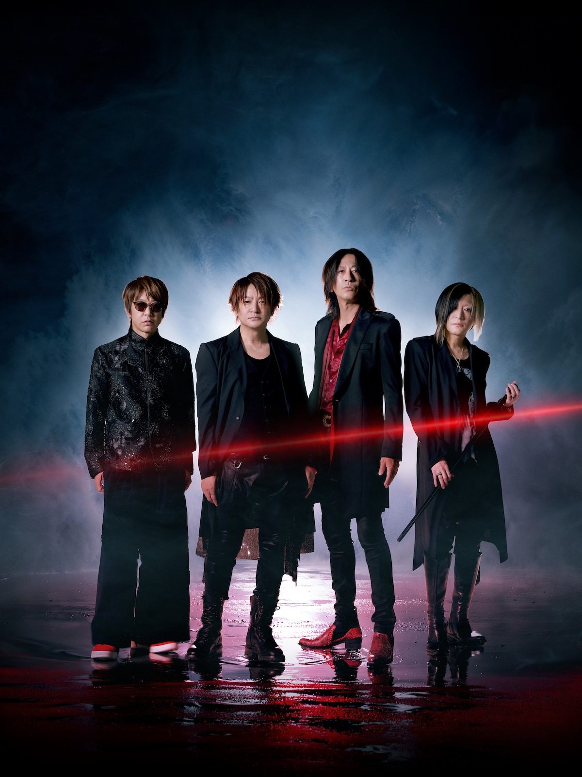 GLAYのメンバー4人によるオフィシャルアーティスト写真、赤いレーザー光が入った暗めのスタジオ撮影