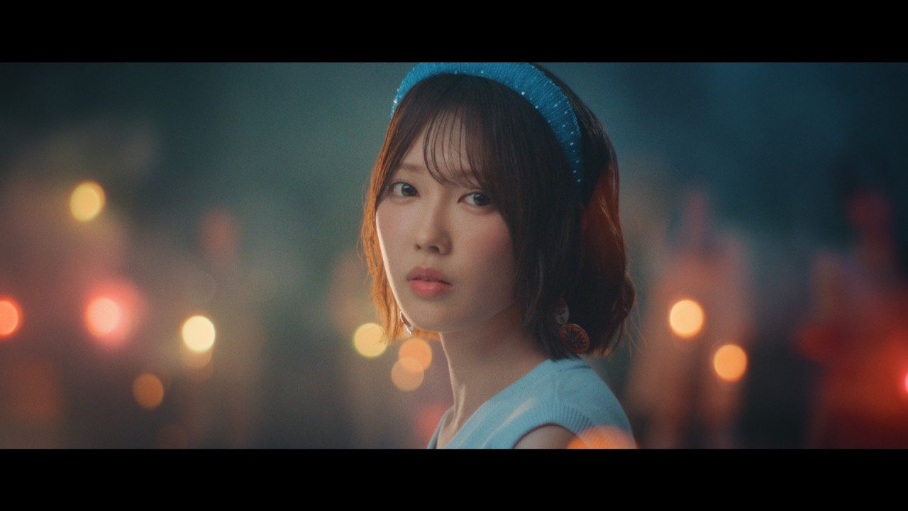 日向坂46「風にキンモクセイ」ミュージックビデオより、センターを務める清水理央