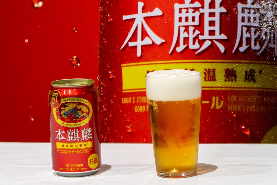 本麒麟の缶とグラスに注いだビール
