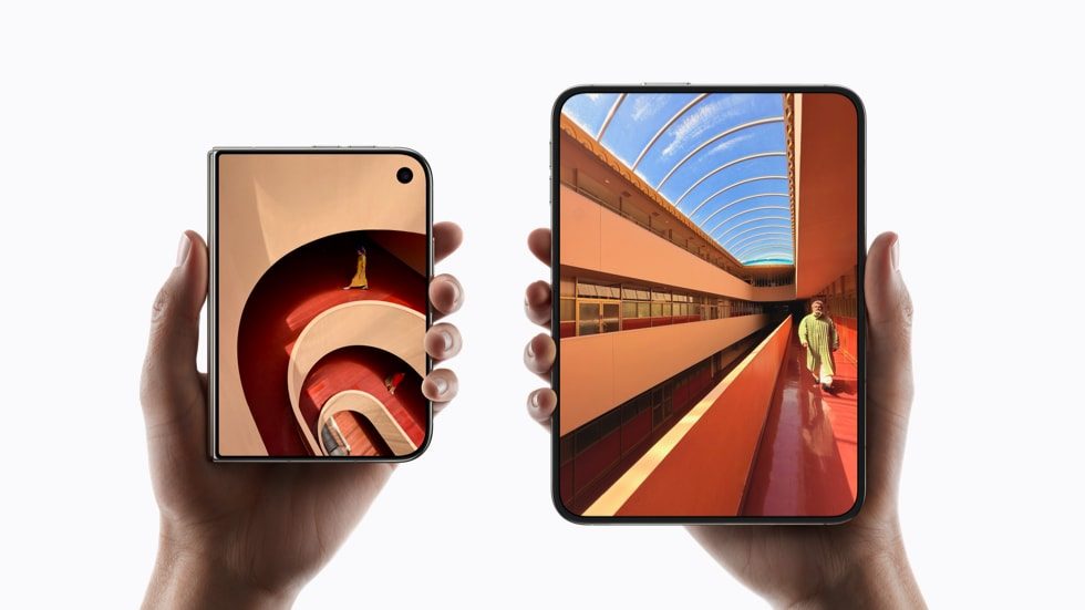 iPhone Duoを閉じた状態(左)と開いた状態(右)のディスプレイサイズ比較