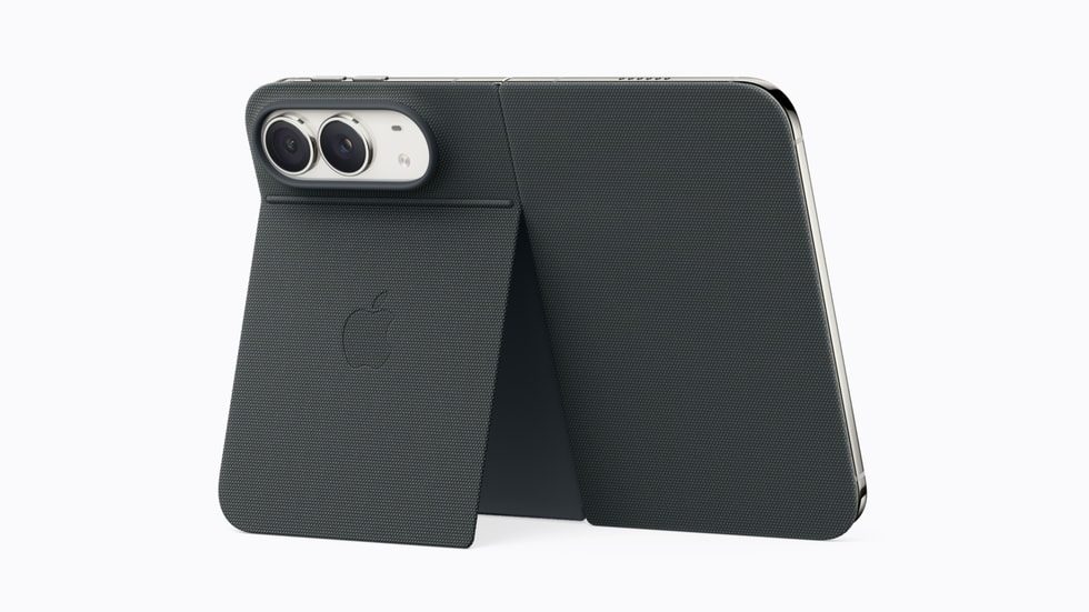 iPhone Duo純正Folioケース(ネイビーブルー)を装着したイメージ