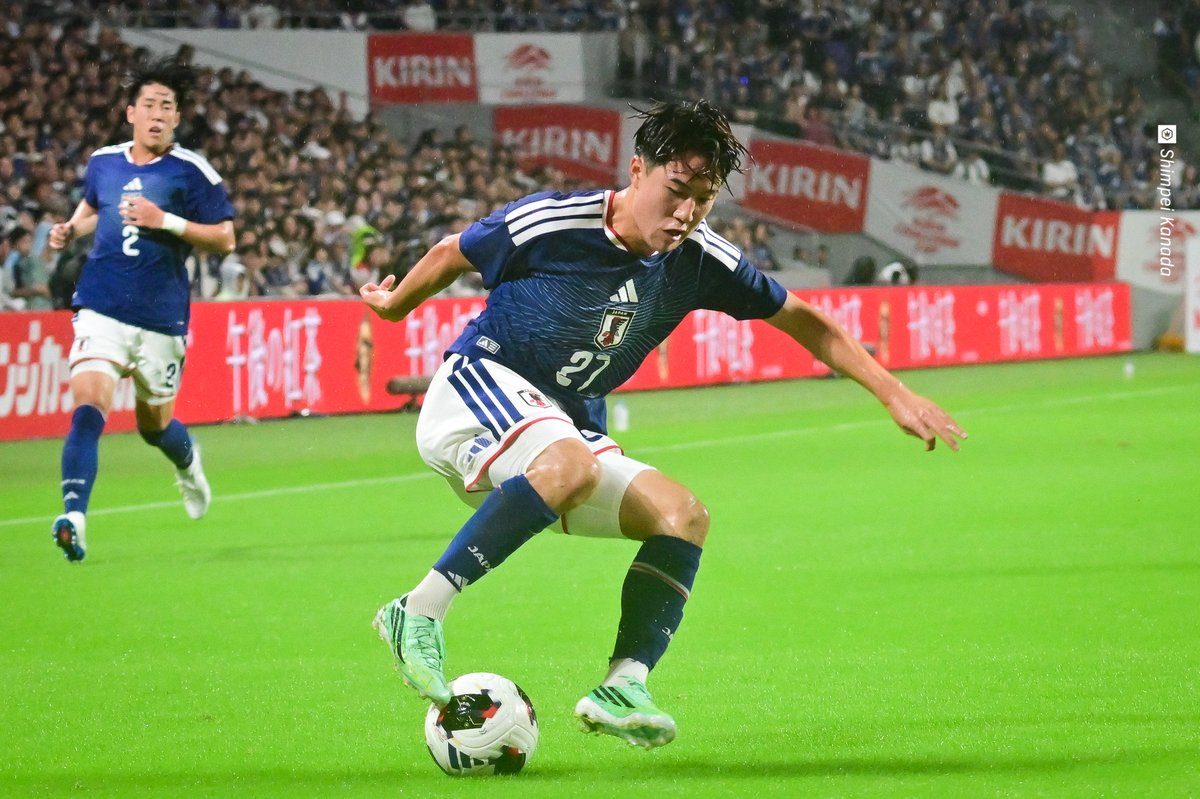 ボールを持ち出す日本代表選手
