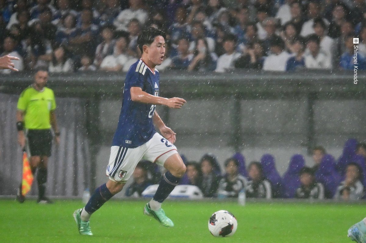 雨の中プレーする日本代表選手