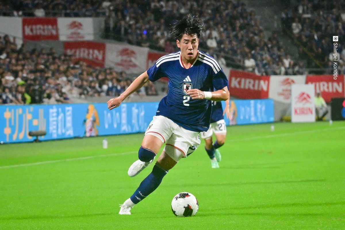 日本代表とベネズエラ代表の競り合いの場面