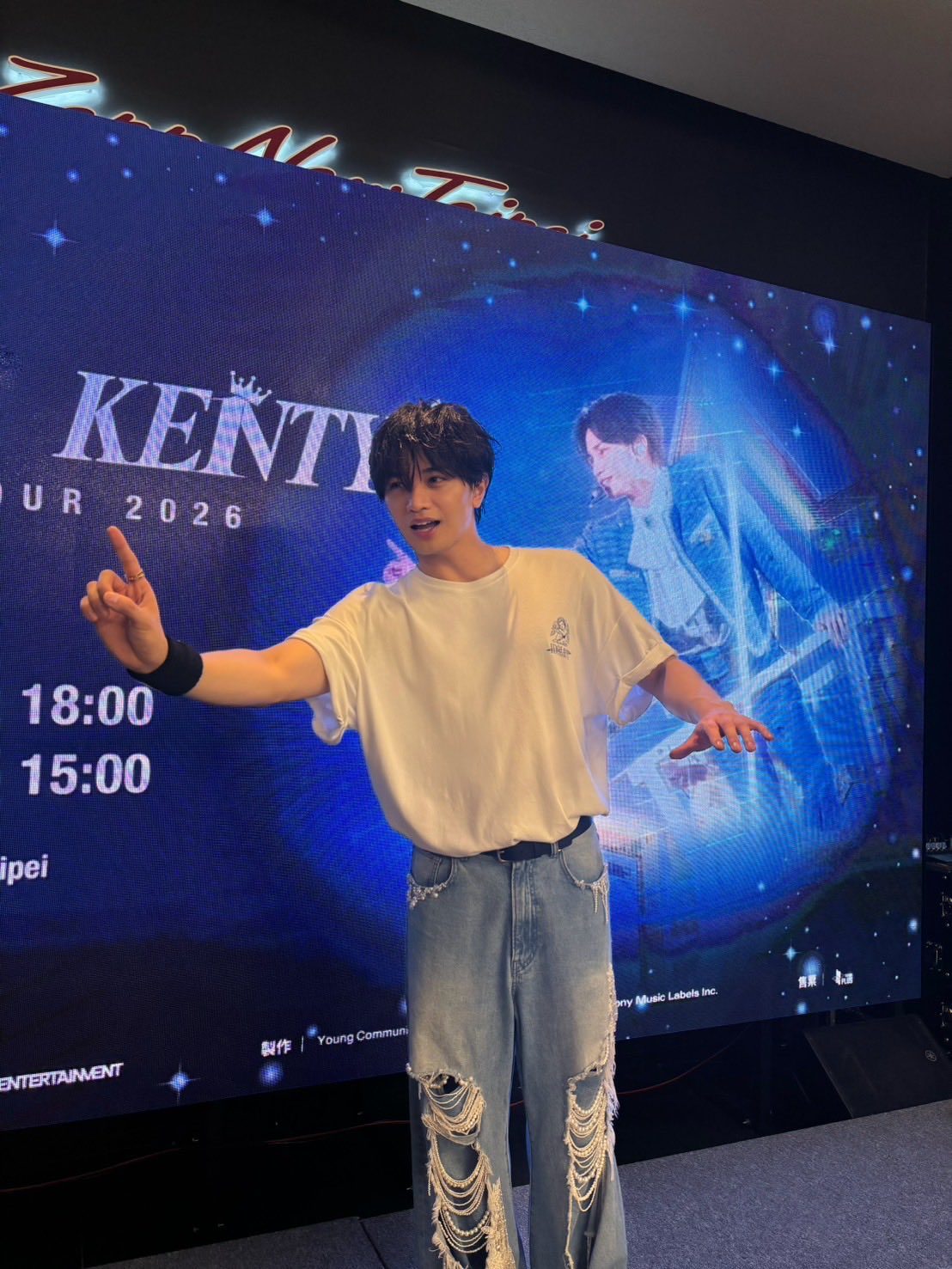 中島健人 台北公演の会場ビジュアルと本人写真