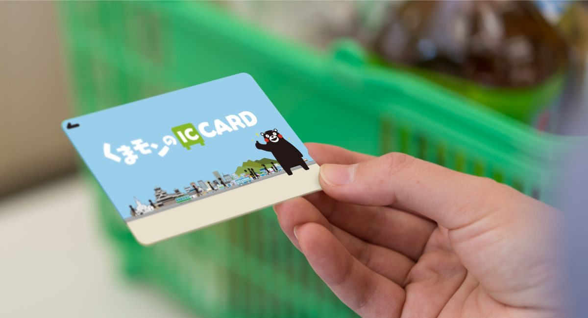 くまモンのICカードで店舗の買い物を決済する様子