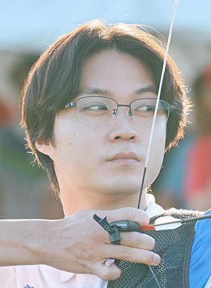 映画mentor 益子龍之介役の磯村勇斗がアーチェリーをする場面写真