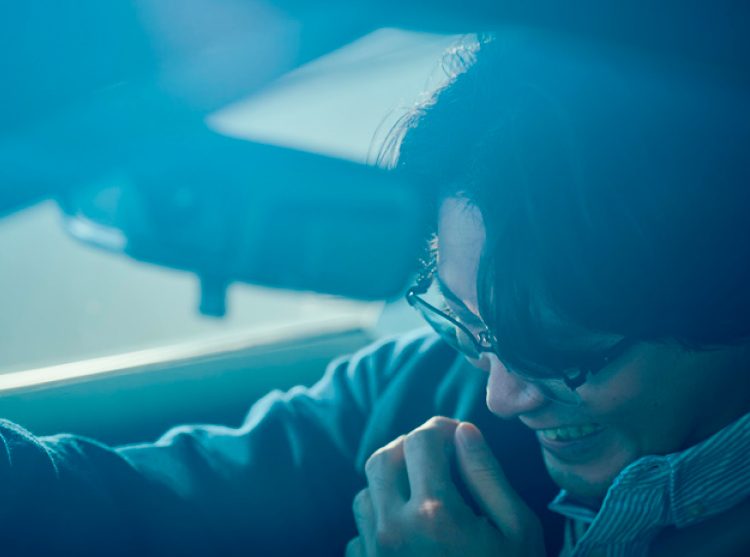 映画mentor 益子龍之介役の磯村勇斗が車内で悩む場面写真