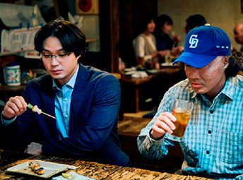 映画mentor 綾野剛演じる埜本と磯村勇斗演じる龍之介が飲食する場面写真