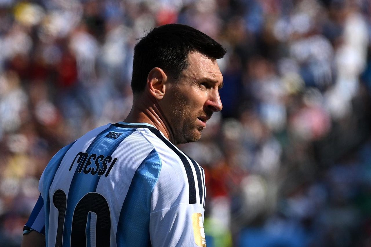 アルゼンチン代表ユニフォームを着たメッシ選手の横顔