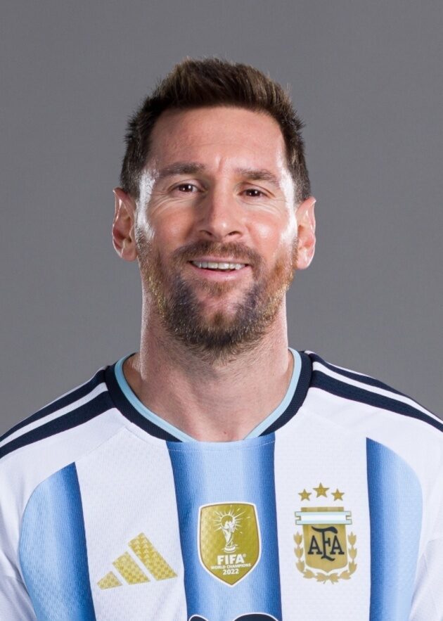 FIFAワールドチャンピオン2022のバッジを着けたメッシ選手