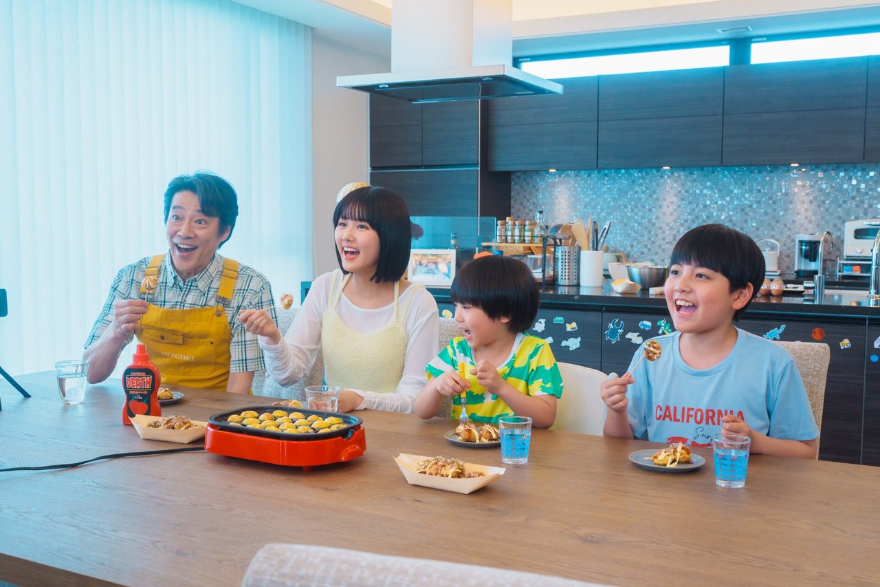 もうパパ！ 吉良陽日役の岩瀬洋志と紀子役の原菜乃華