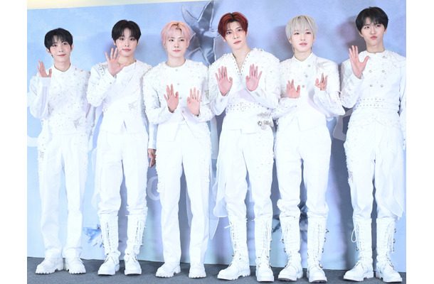 NCT WISHメンバー、白い衣装での集合写真