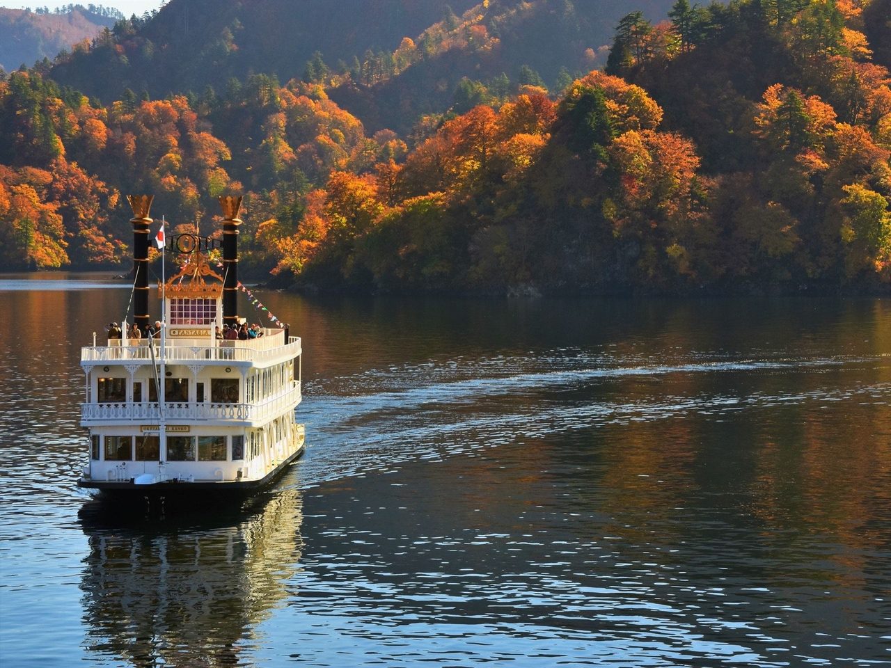 紅葉に囲まれた新潟県内の湖を進む遊覧船、にいがたGoToトラベルで訪れたい観光スポット