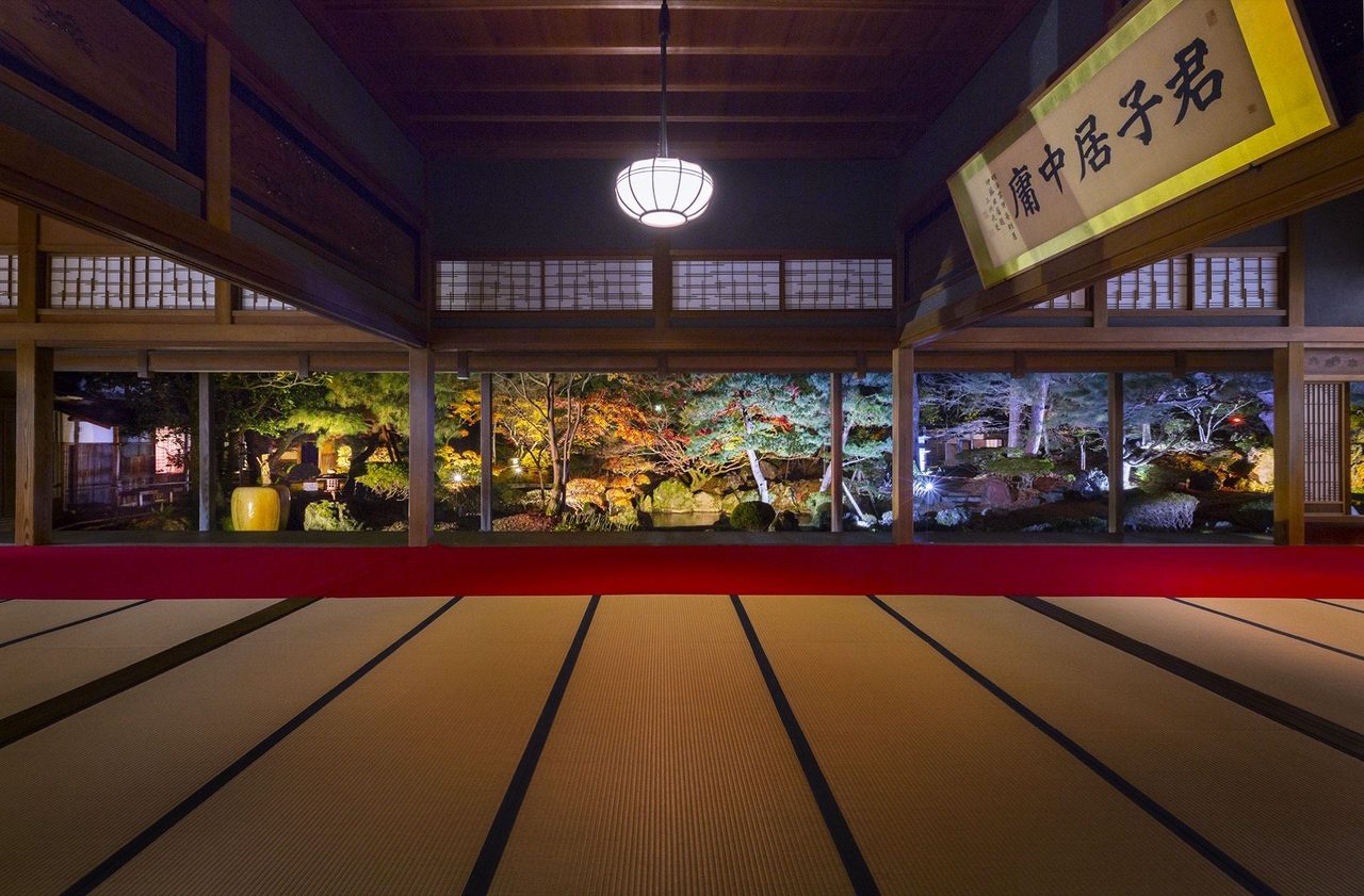 新潟県内の温泉旅館の座敷と庭園のライトアップ、にいがたGoToトラベル対象宿泊施設のイメージ