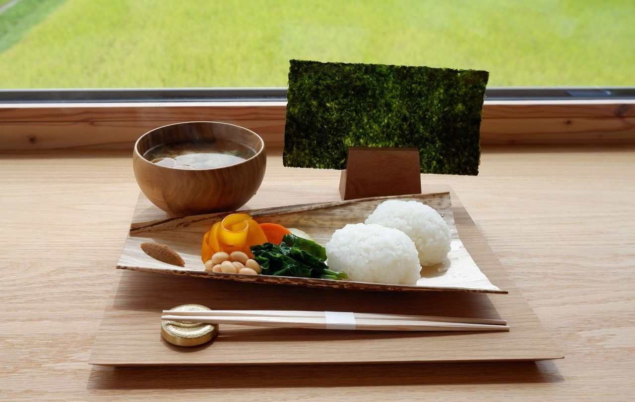 新潟県産コシヒカリを使ったおにぎりと朝食、にいがたGoToトラベル対象宿の朝食イメージ