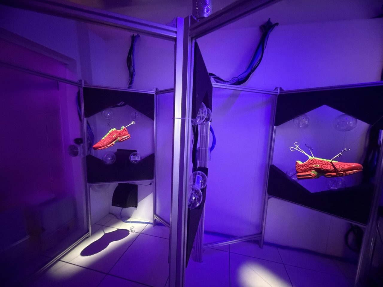 Nike東京ポップアップストアで展示されたメラメラの実カラーのエアマックスプラスSPの展示ブース