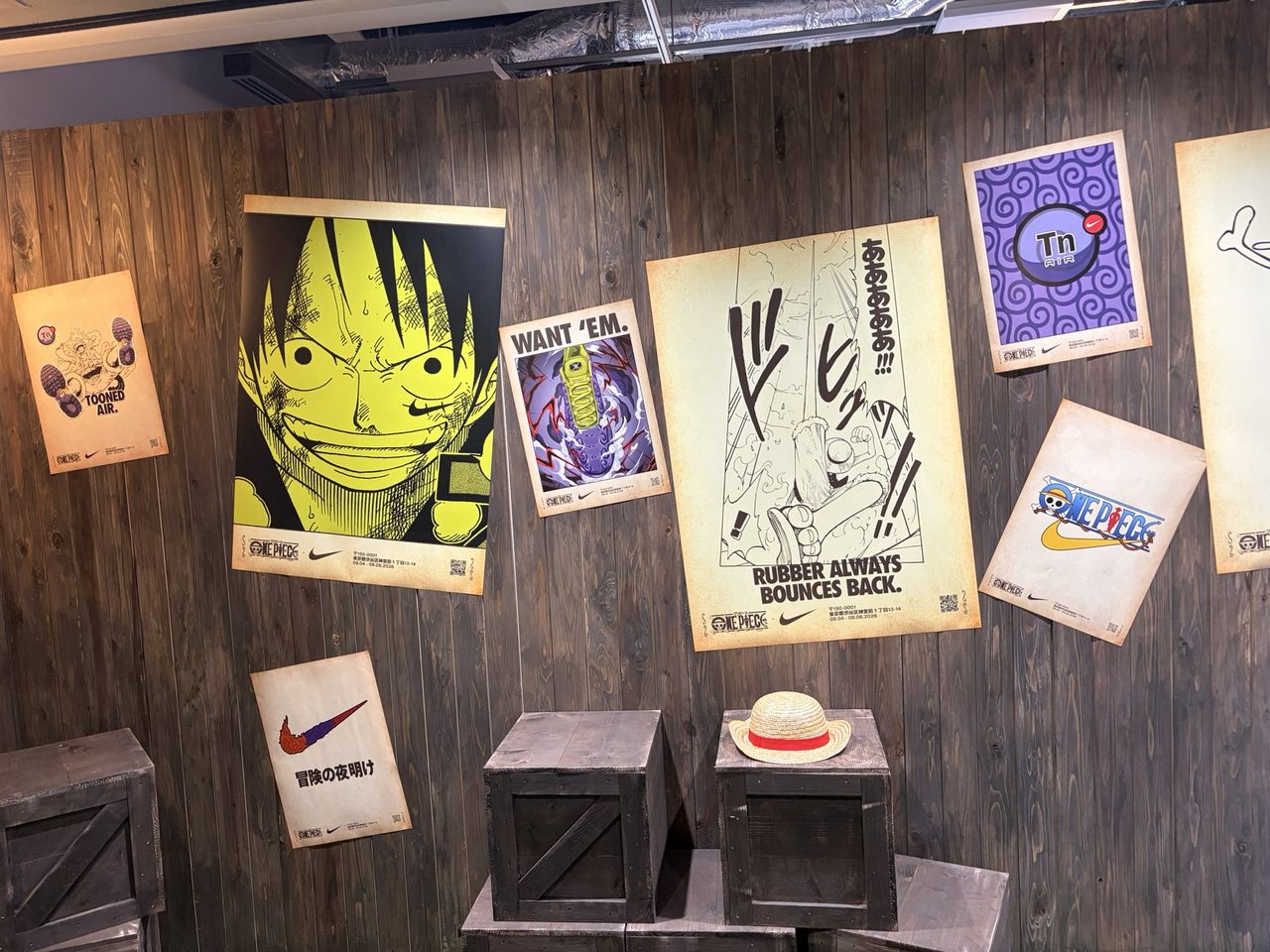 Nike東京ポップアップストアDr. B's RESEARCH LAB店内のONE PIECE×NIKEコラボポスターとルフィの麦わら帽子の展示