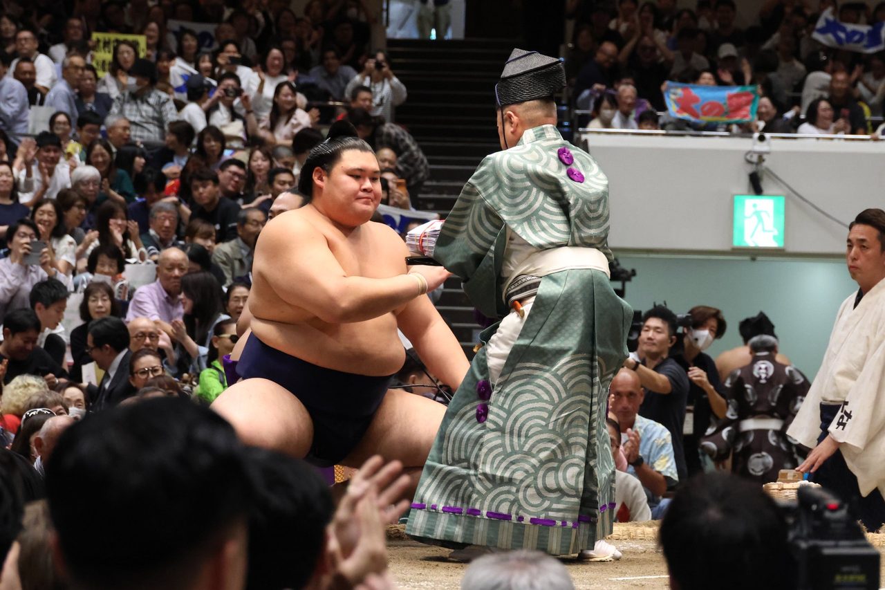 秋場所優勝で表彰を受ける横綱・大の里