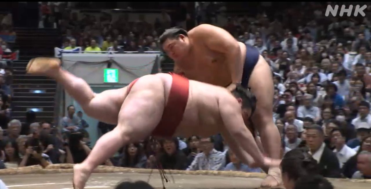 大相撲秋場所12日目の取組で相手を投げる横綱大の里