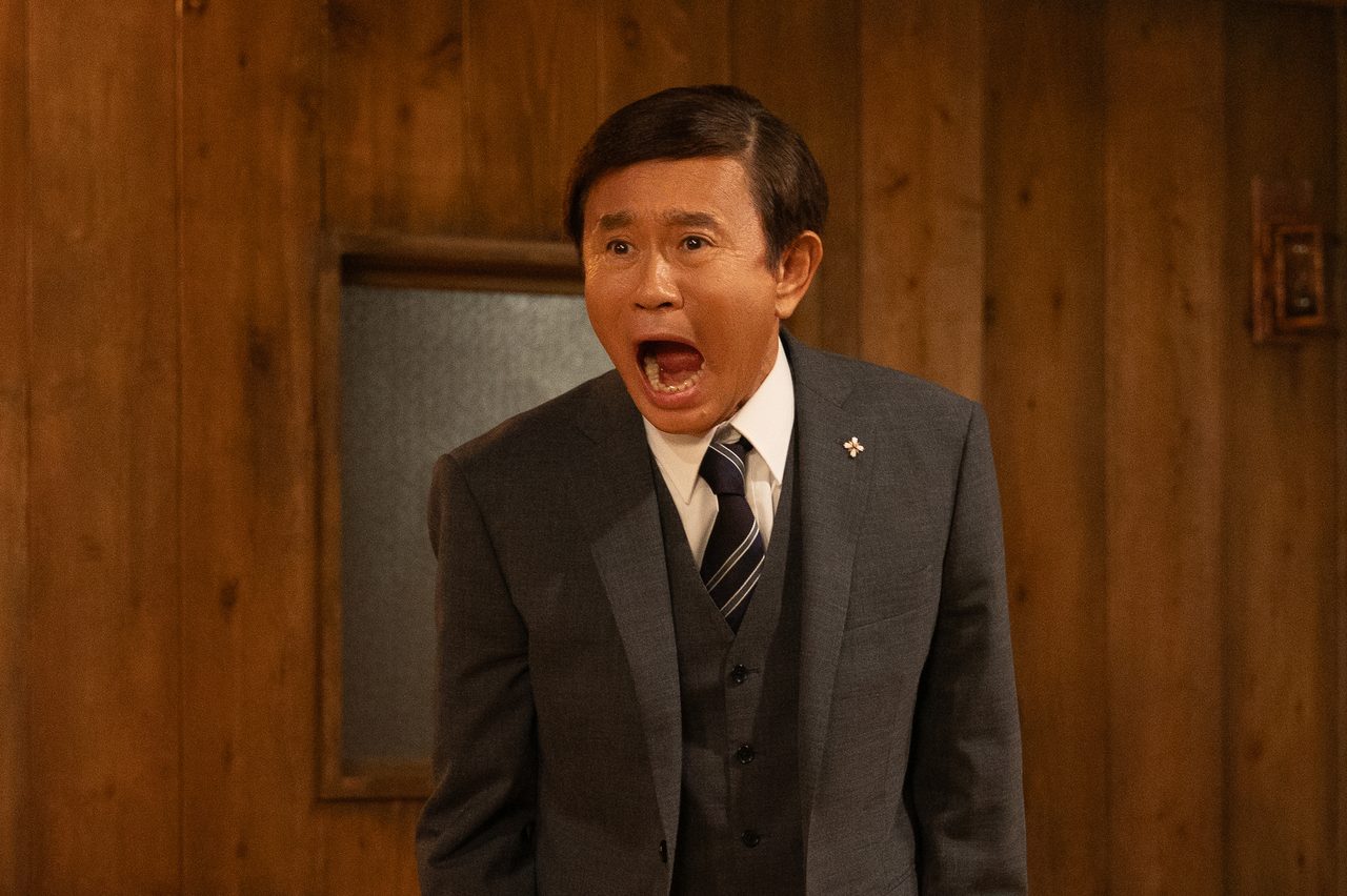 Netflixシリーズ「俺のこと、なんか言ってた？」劇中の一場面、スーツ姿の男性が驚いた表情を見せるカット
