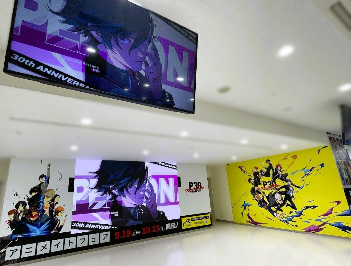 ペルソナ30周年記念で装飾されたアニメイト池袋本店の店内フェア看板