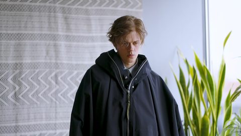PHYSINT主演ビル・スカルスガルドの衣装合わせの様子