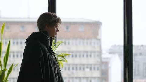 PHYSINT主演ビル・スカルスガルドの窓辺のティザーカット