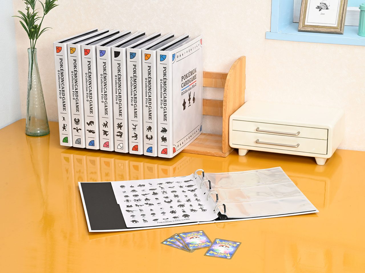 コレクションファイルとカードを並べたディテールカット