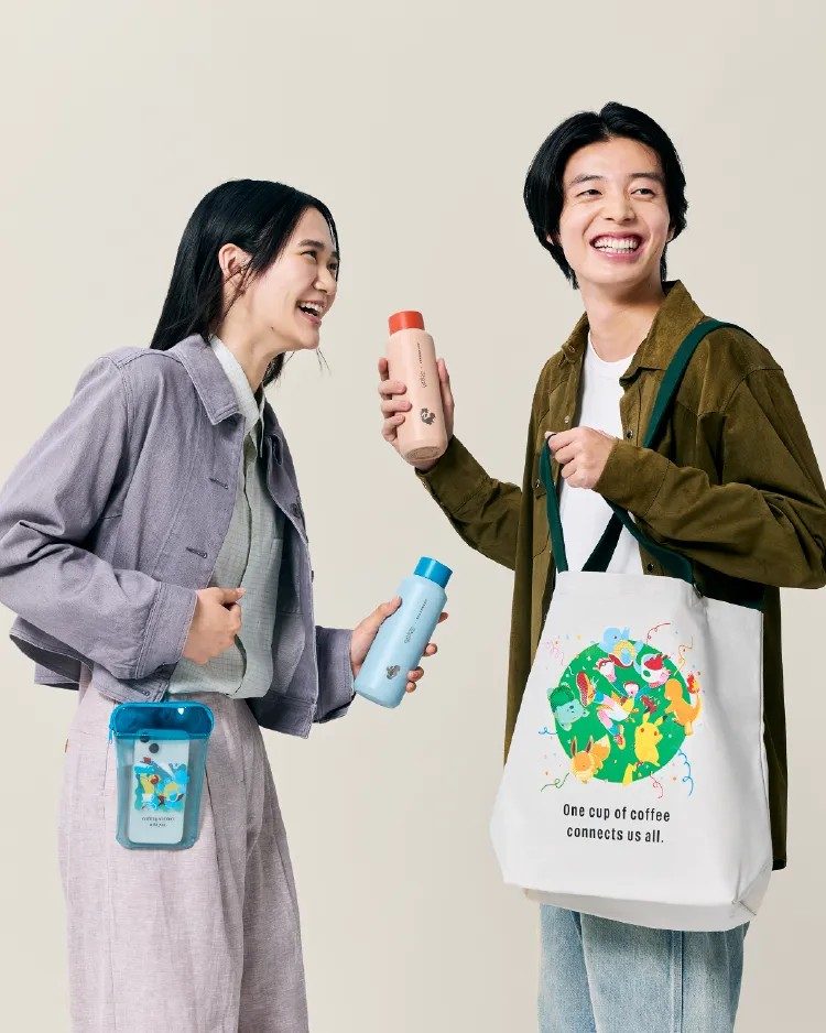 ポケモン×スターバックス ステンレスボトルとトートバッグを持つ様子
