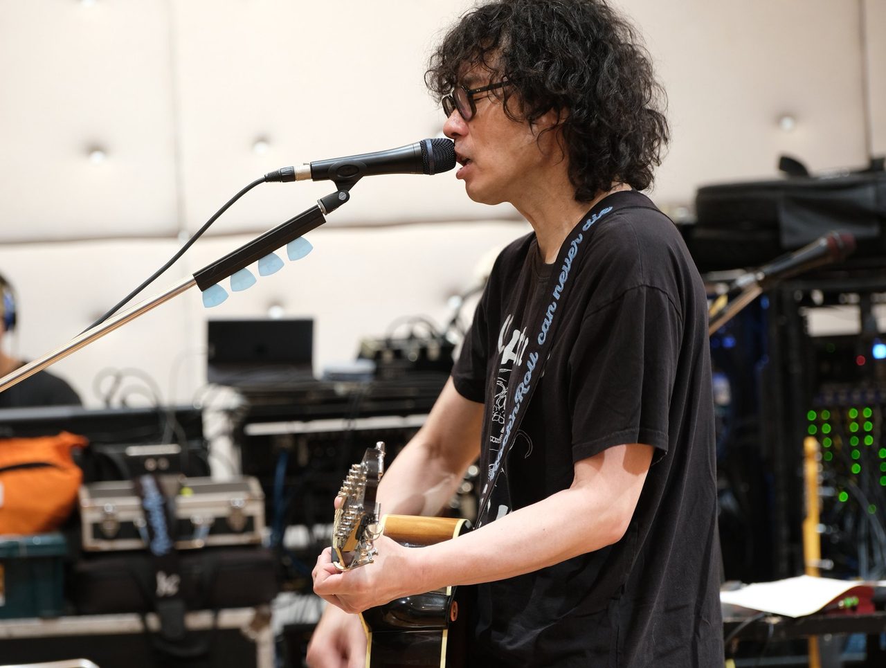 ライブリハーサルで歌う斉藤和義