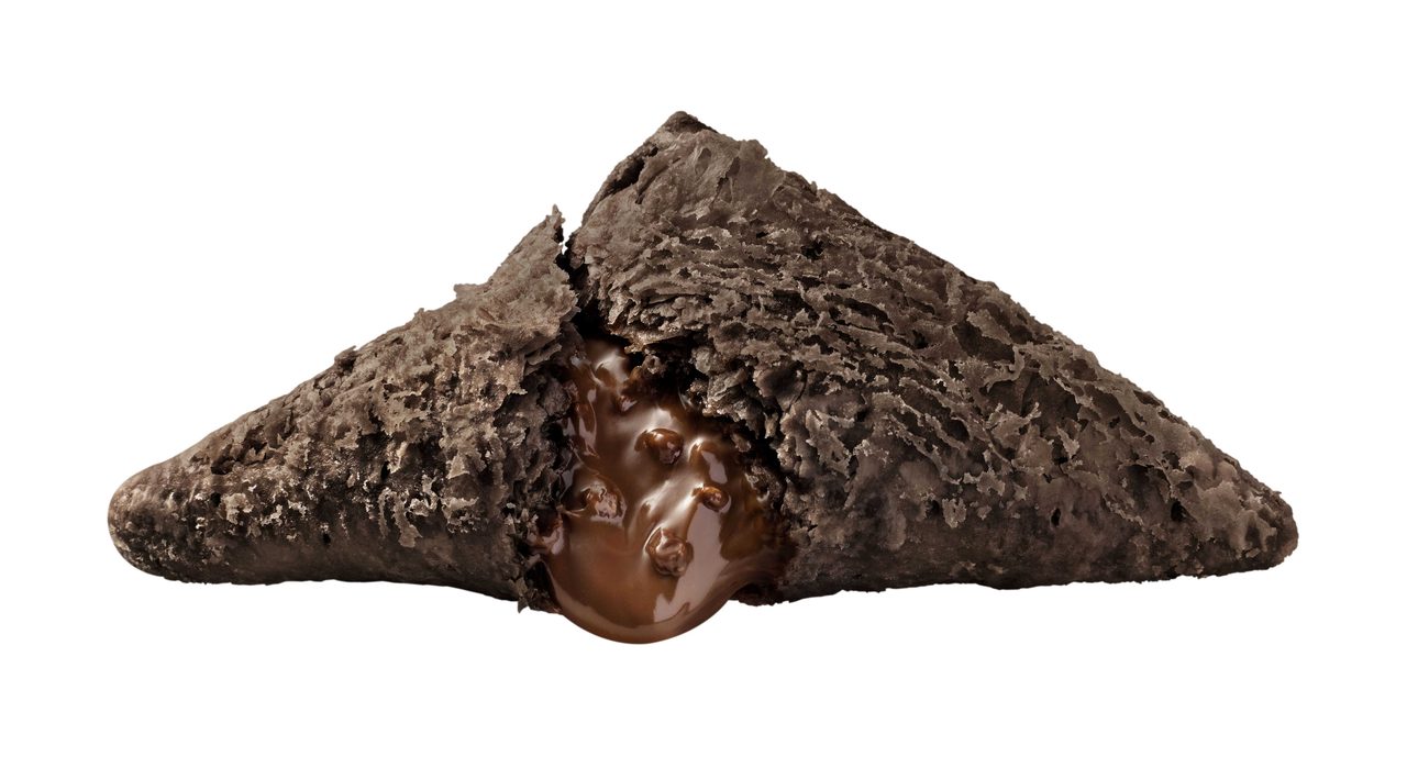 三角チョコパイ黒の断面。ビターなチョコレートクリームとアーモンドの粒感が見える