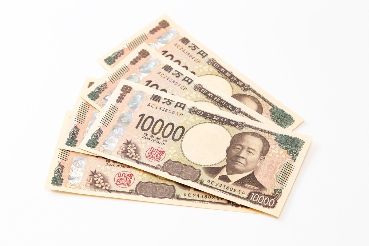 生活保護の特例加算が月2500円に増額されることを示す一万円札