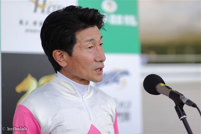 柴田善臣騎手がインタビューに応じる様子