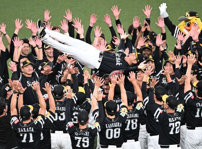 福岡ソフトバンクホークスの選手たちが小久保裕紀監督を胴上げして優勝を喜ぶ様子