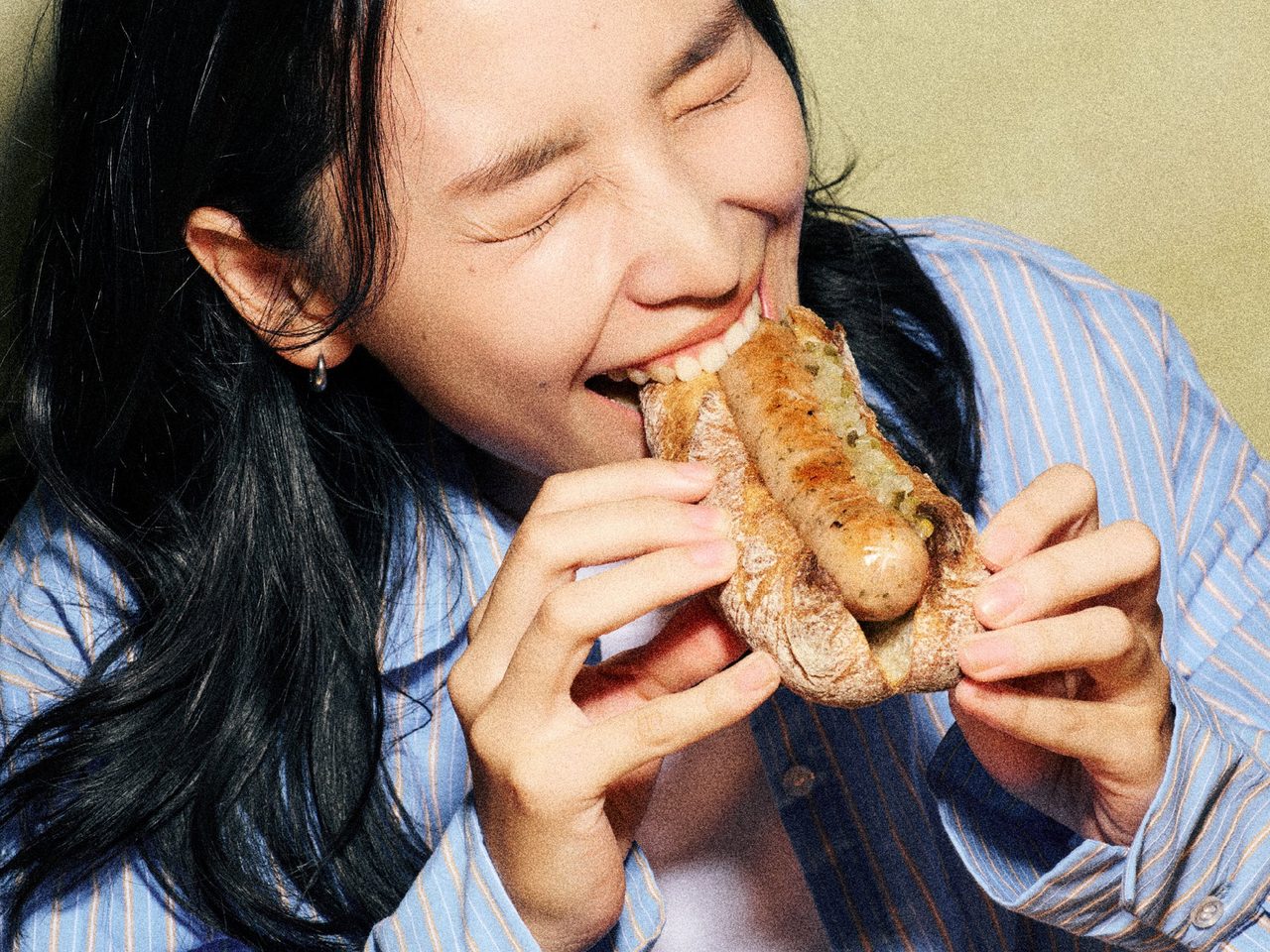 スターバックス バゲットサンドのハーブソーセージを食べる様子 もちっとした食感のパン