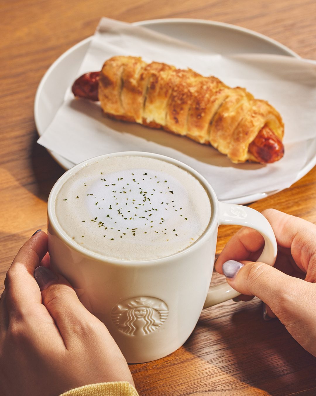 スターバックスのあらびきソーセージパイとラテ