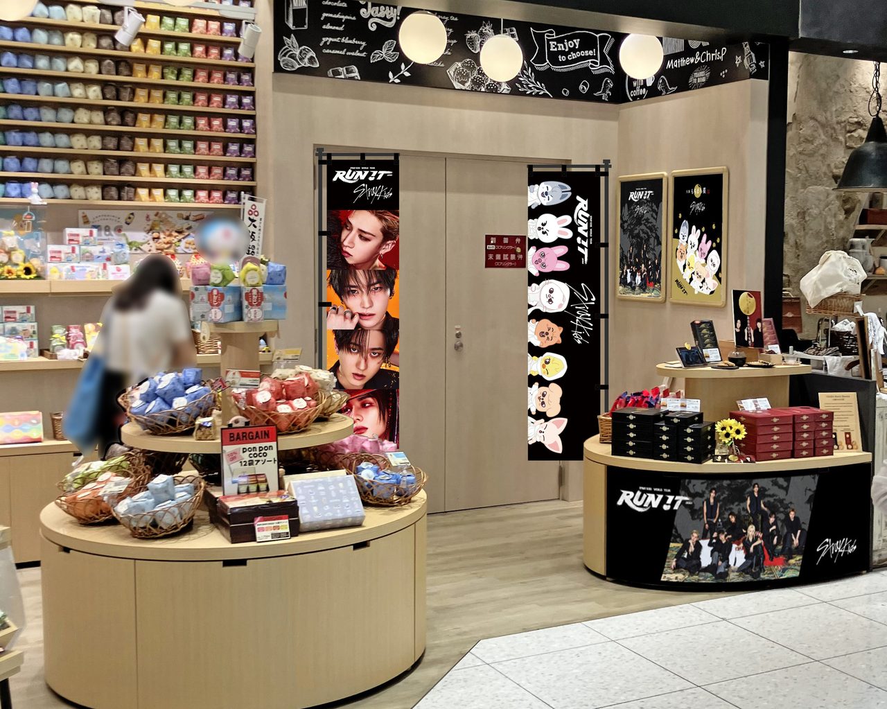 Stray Kids大阪もちまろ菓コラボの店舗装飾イメージ