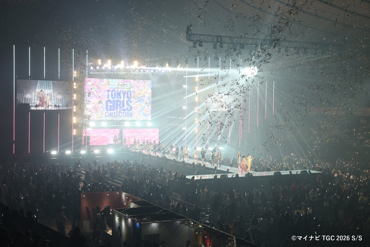 東京ガールズコレクション会場の様子 過去公演のランウェイと客席