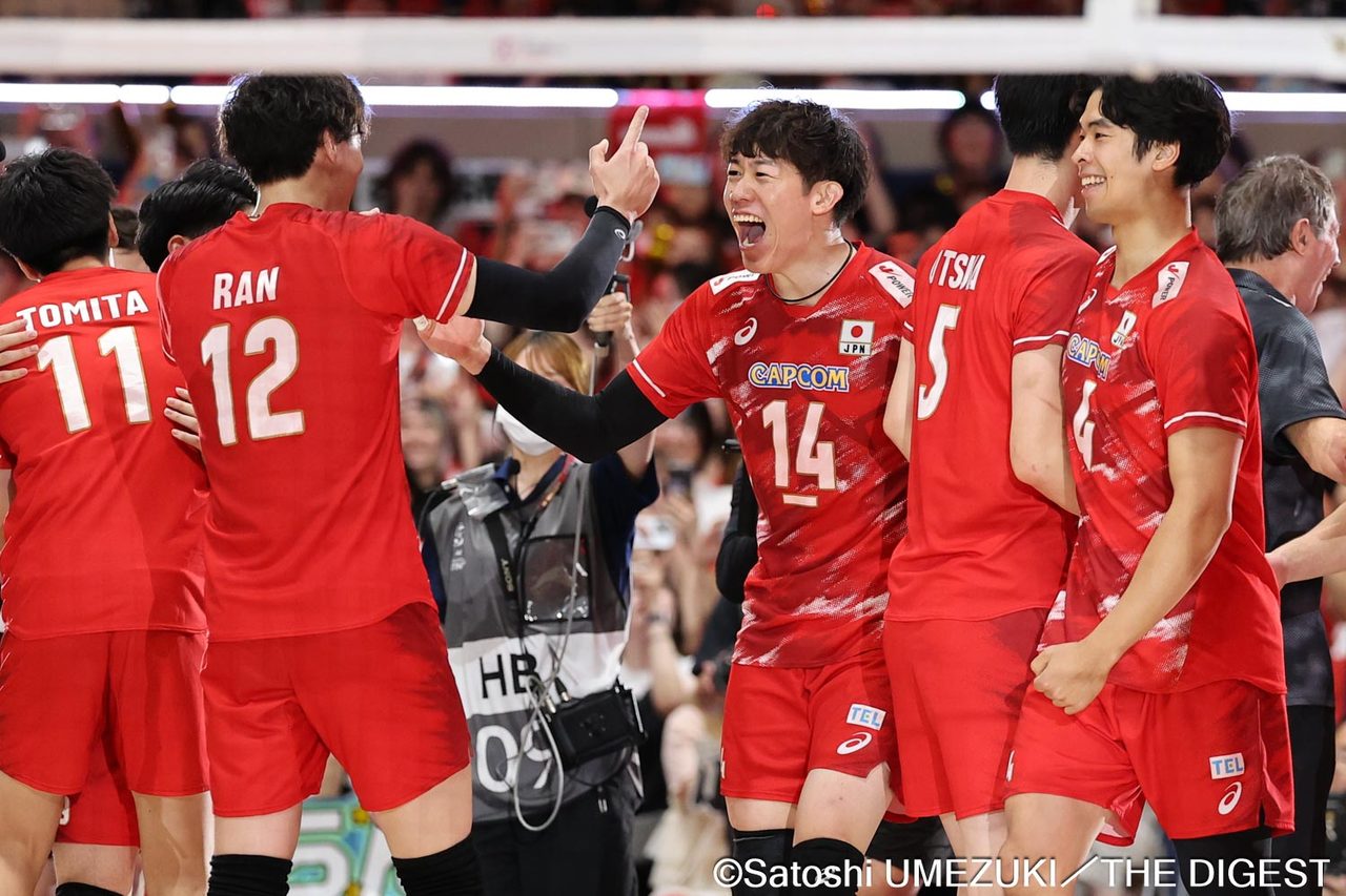 バレーボール男子日本代表がイラン戦の勝利を喜び合う選手たち