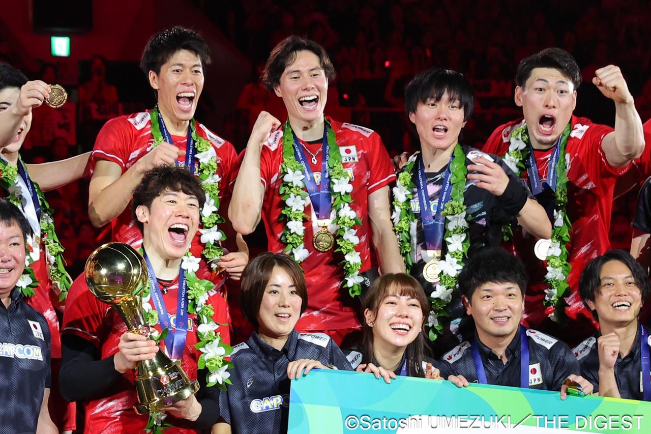 バレーボール男子日本代表の選手が笑顔で優勝を喜ぶ様子