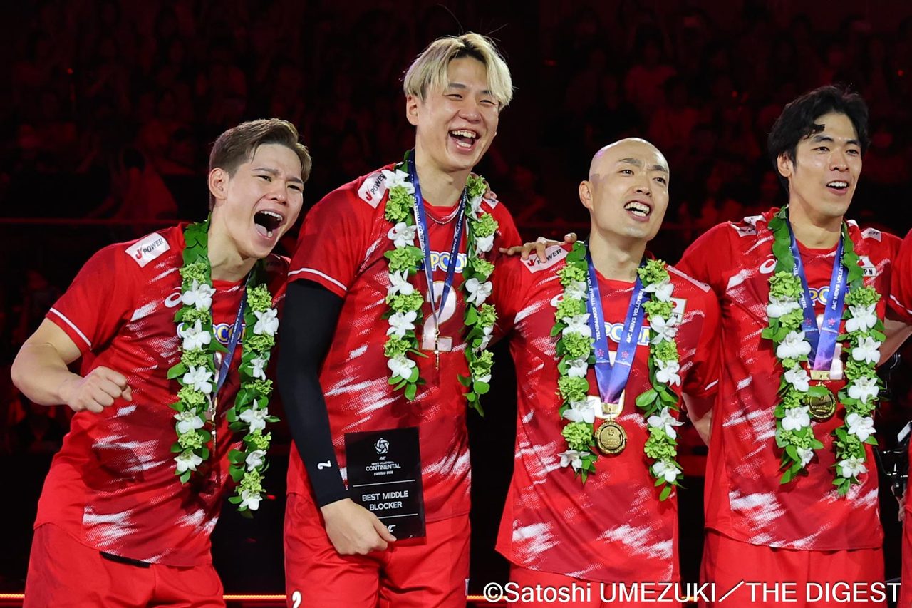バレーボール男子日本代表の選手たちが北九州市立総合体育館で決勝勝利を喜ぶ様子