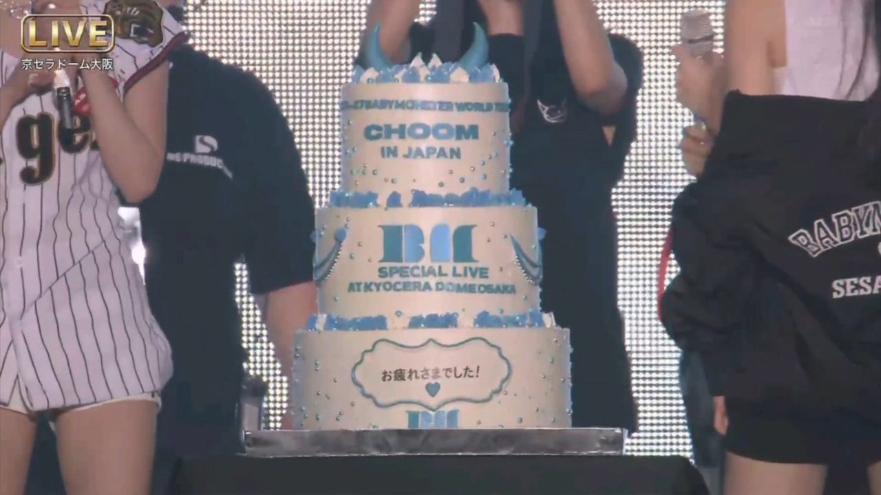 ツアーの成功を祝う「CHOOM IN JAPAN」の記念ケーキ