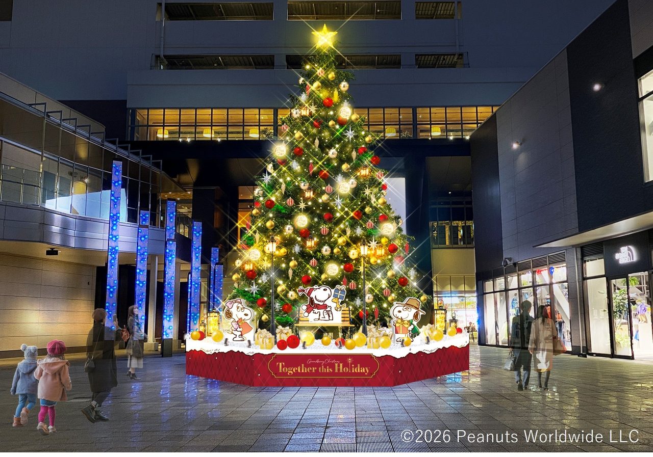 グランベリーパーク シアタープラザの高さ約8mのクリスマスツリー