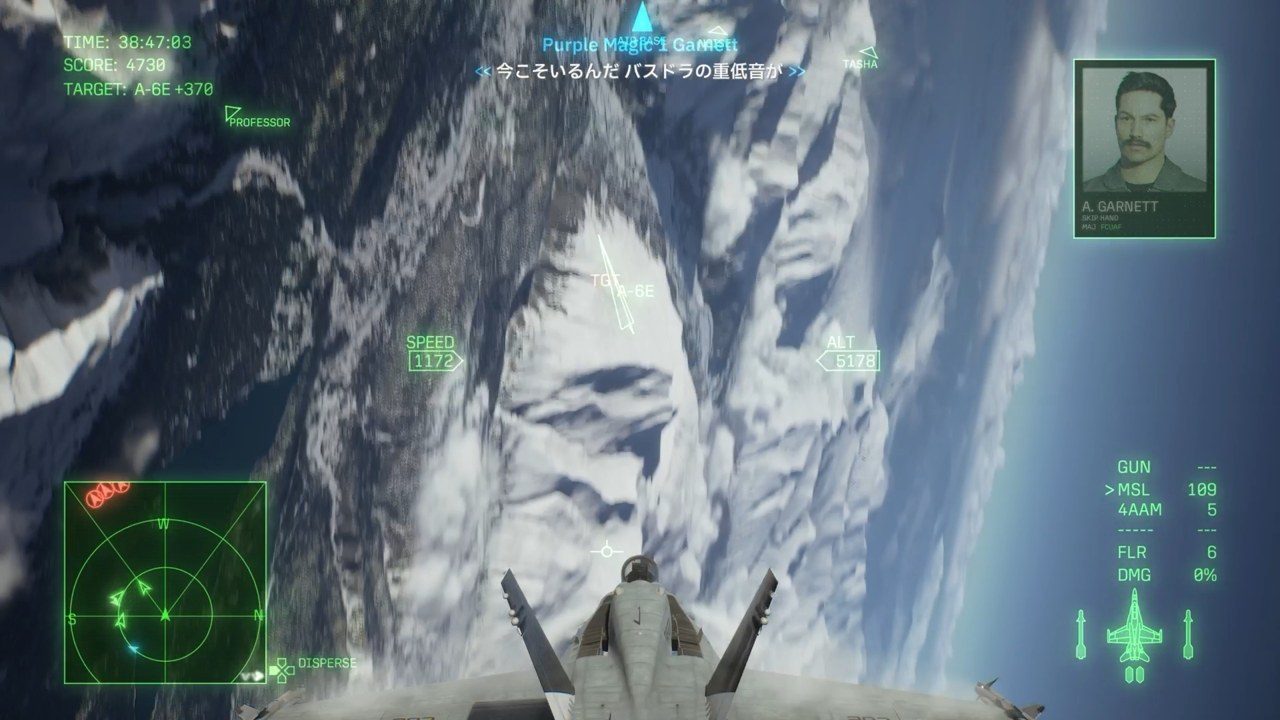 雪山の上空を飛行するエースコンバット8のミッション画面。レーダーと僚機の通信が表示されている