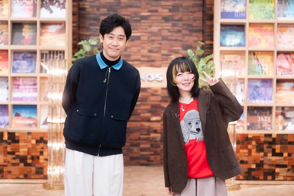 「SONGS」のスタジオに並んで立つaikoと大泉洋