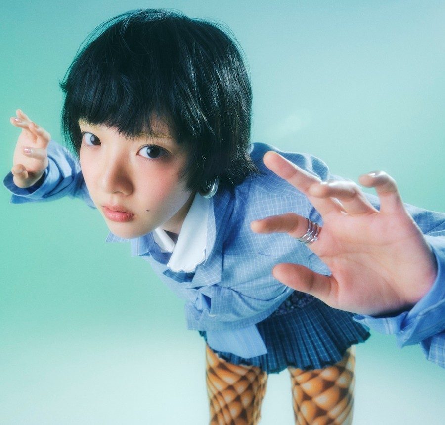 あいみょん アーティスト写真の顔まわりを拡大した構図