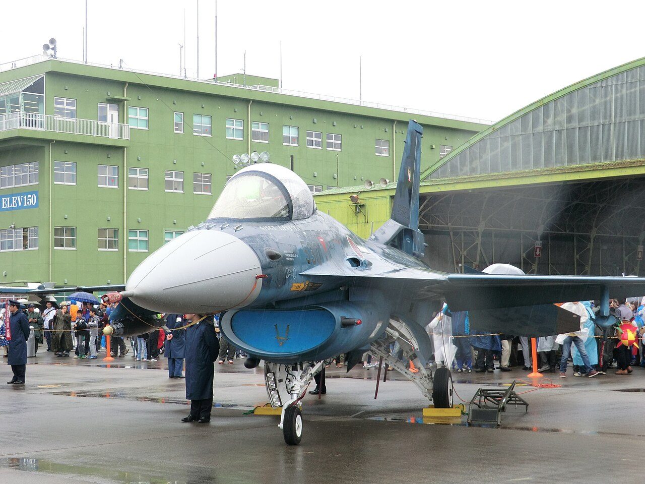 雨の中で行われた浜松基地航空祭のF-2地上展示(エアフェスタ浜松)