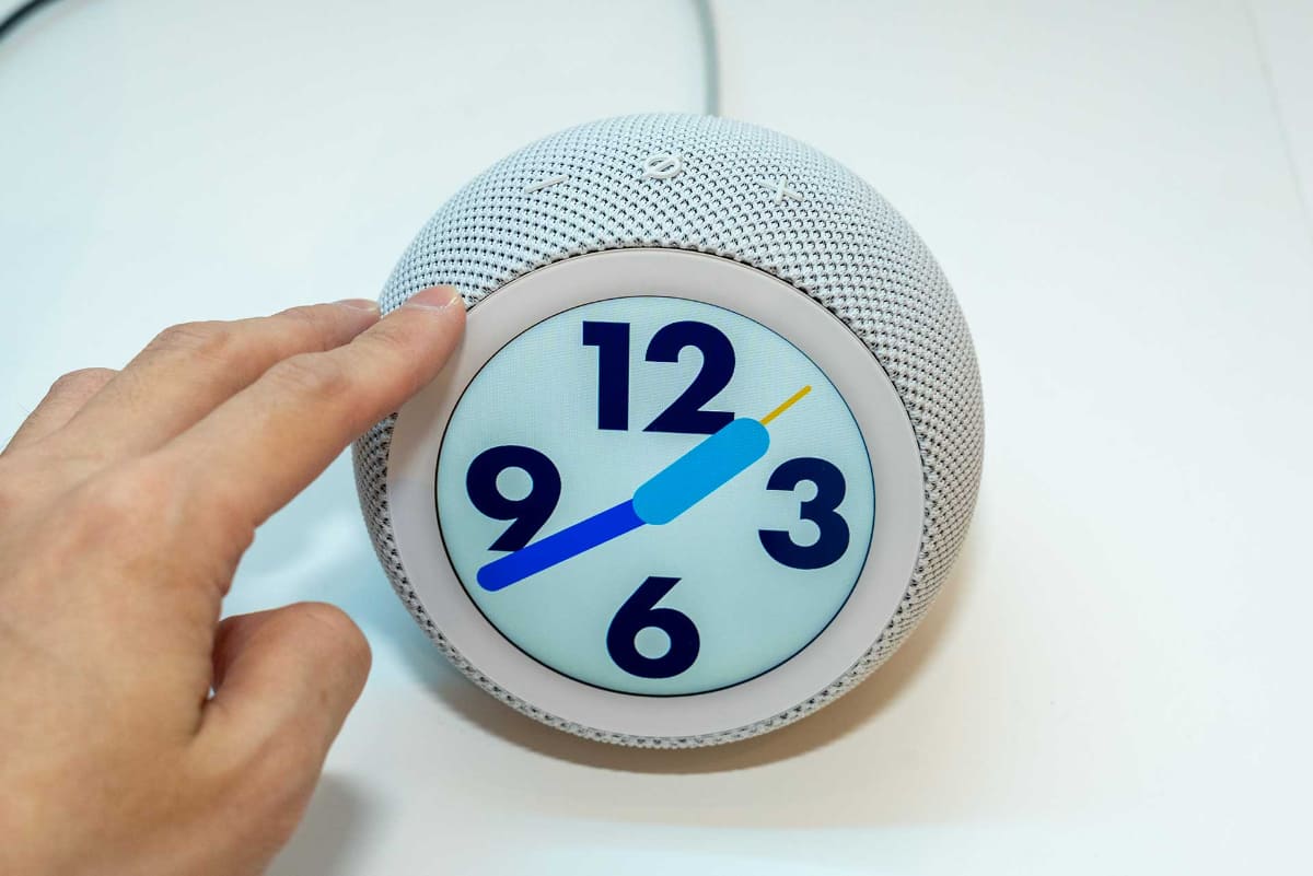 円形ディスプレイに時刻が表示されたEcho Timeの文字盤