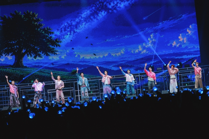 青いステージ演出で歌う&TEAMのMark on You開幕公演